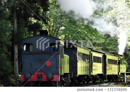 明治時代的雙頭蒸氣機車駛過 明治時代的雙頭蒸氣機車駛過 131159890