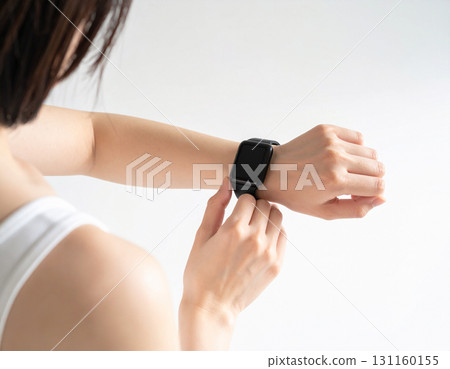 女人看著智慧手錶 女人看著智慧手錶 131160155