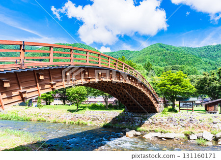 奈良井宿木曾大橋是橫跨奈良井川的一座全檜木拱橋。 [長野縣鹽尻市觀光] 131160171