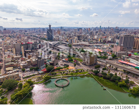 台中車站、週邊城市、台中禦糖廠和星泉湖公園的鳥瞰圖。台灣台中市 131160678