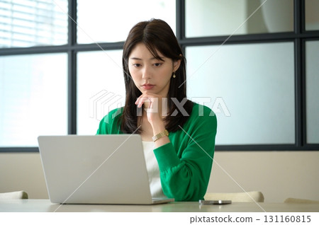 日本女性在電腦前思考 日本女性在電腦前思考 131160815