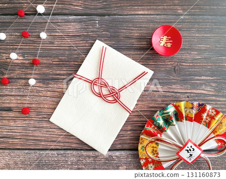 帶有木紋背景的新年圖像 131160873