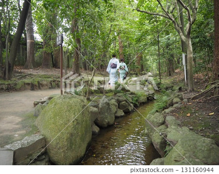 Walking along the stream in a yukata 131160944