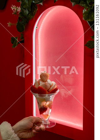 奢華的紅白草莓芭菲 131161092