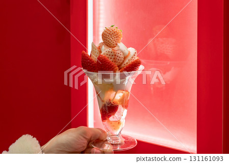 A luxurious parfait of white and red strawberries 131161093