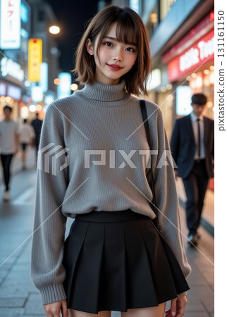 一名身穿針織衫和迷你裙的女子在夜間穿過繁忙的市中心 131161150