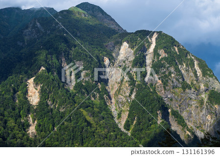 從明神山側面近距離拍攝山頂(長野縣上高地) 從明神山側面近距離拍攝山頂(長野縣上高地) 131161396