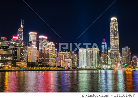 香港維多利亞港夜晚，中環區，金融中心 131161467