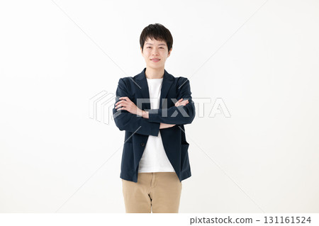 雙臂交叉的男人 雙臂交叉的男人 131161524