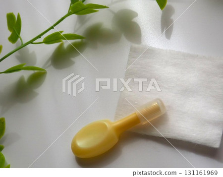 注射藥膏、棉球和假綠葉的照片（左下） 131161969