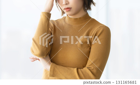 一位憂心忡忡的女人/女商人抱著頭 131165681