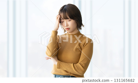 一位憂心忡忡的女人/女商人抱著頭 131165682