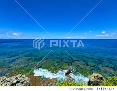 從沖繩縣宮古島東平安名崎望去的地平線和白色波浪 131168487