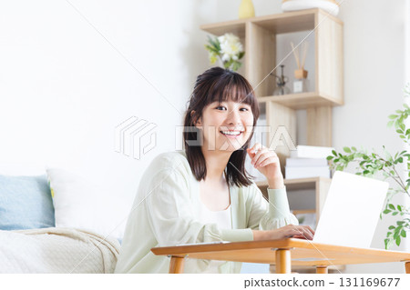 一位女士在客廳使用電腦 131169677