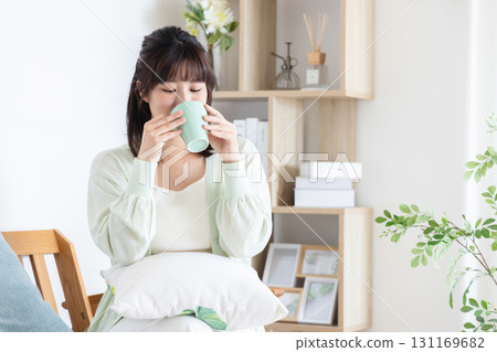 在客廳喝咖啡的女人 131169682