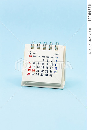 2026 年 7 月曆，淺藍色背景，垂直 131169856