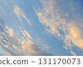 夕陽照射下的藍天和雲彩 131170073
