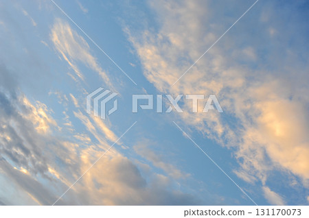 夕陽照射下的藍天和雲彩 131170073