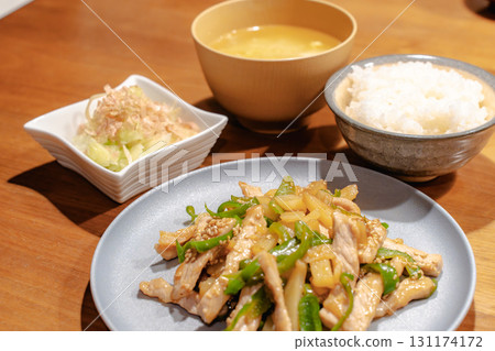 晚餐:豬肉辣椒炒菜 晚餐:豬肉辣椒炒菜 131174172