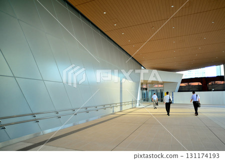 連接濱松町站和Blue Front芝浦（芝浦方向）的步行專用通道 131174193