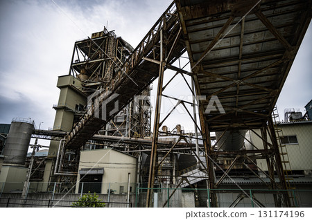 The impressive structural beauty of the factory's piping and steel frame The impressive structural beauty of the factory's piping and steel frame 131174196