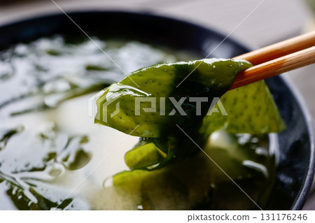 裙帶菜味噌湯的特寫 裙帶菜味噌湯的特寫 131176246