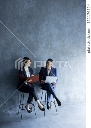 做出安排的商人和女企業家 做出安排的商人和女企業家 131176324