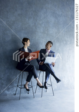 做出安排的商人和女企業家 做出安排的商人和女企業家 131176327