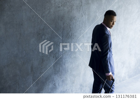 Male drawing suitcase 131176381