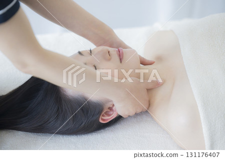 年輕女性、美容院、美容、 年輕女性、美容院、美容、 131176407