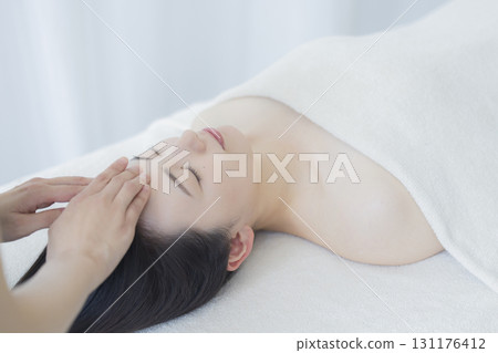 年輕女性、美容院、美容、 年輕女性、美容院、美容、 131176412