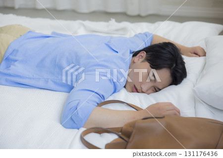 男子倒在床上 131176436