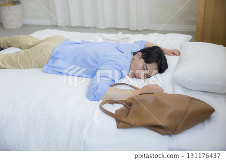 男子倒在床上 131176437