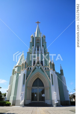 清澈的藍天和平戶澤維爾紀念教堂（日本長崎縣平戶市） 131176462