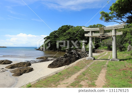 Nejishi Coast, where white sand beaches and shrine gates coexist (Hirado City, Nagasaki Prefecture, Japan) 131176525