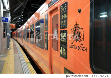 夜間停靠在 JR 佐世保站的 783 系特急綠號列車（日本長崎縣佐世保市） 131176571