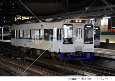 松浦鐵道 MR-600 柴油車夜間停泊在佐世保站（日本長崎縣佐世保市） 131176602