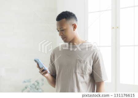 看著智能手機的男人 131176615