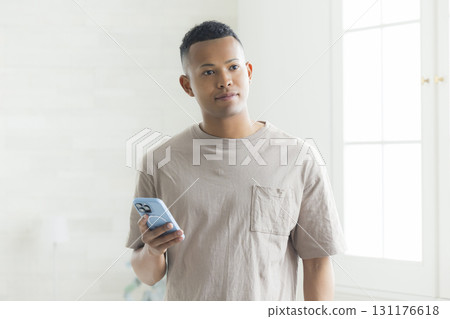 看著智能手機的男人 131176618