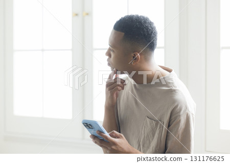 看著智能手機的男人 131176625