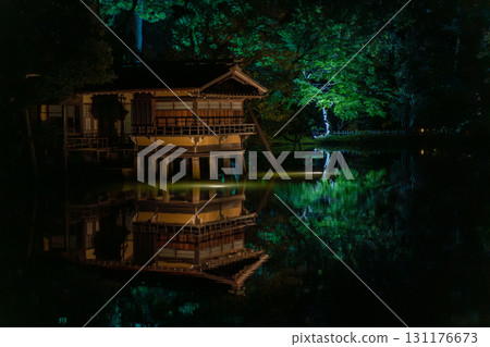 花園在水面上的倒影 131176673