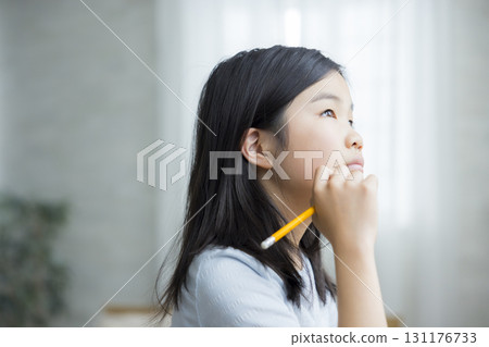 正在學習的小學生 131176733