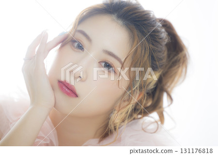 穿著粉紅色薄紗洋裝的女人 131176818