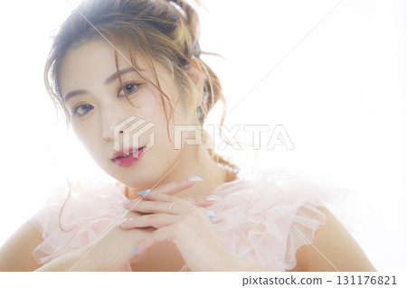 穿著粉紅色薄紗洋裝的女人 131176821