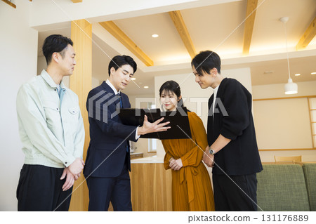 一名身穿工作服的男子正在參觀樣品房 131176889