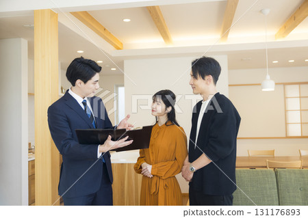 一名身穿工作服的男子正在參觀樣品房 一名身穿工作服的男子正在參觀樣品房 131176893