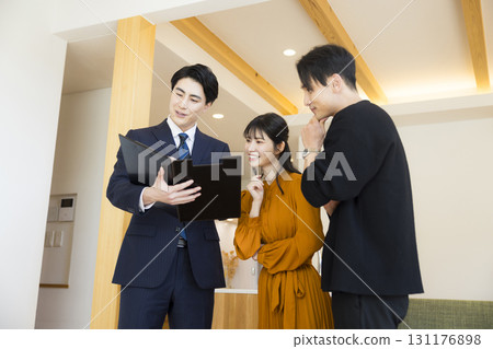 一名身穿工作服的男子正在參觀樣品房 一名身穿工作服的男子正在參觀樣品房 131176898