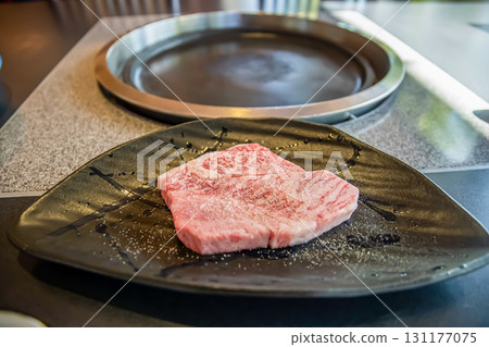 鐵板上烤好的醃好的沙牛 131177075