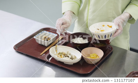 亞洲廚師為護理人員準備飯菜 131177107