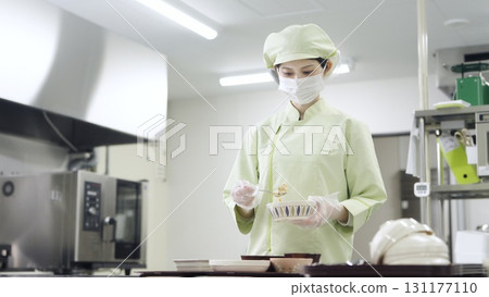 亞洲廚師為護理人員準備飯菜 131177110